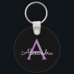 Paars zwart Script Girly Monogram Naam Sleutelhanger<br><div class="desc">Zwart en Paarse Eenvoudig Script Monogram Naam Keychains (Sleutelhanger). Dit maakt het perfecte zoete 16-jarige verjaardagscadeau,  bruiloft,  vrijgezellenfeest,  jubileum,  baby shower of vrijgezellenfeest voor iemand die van glamoureuze luxe en chique stijlen houdt.</div>
