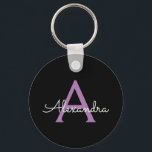 Paars zwart Script Girly Monogram Naam Sleutelhanger<br><div class="desc">Zwart en Paarse Eenvoudig Script Monogram Naam Keychains (Sleutelhanger). Dit maakt het perfecte zoete 16-jarige verjaardagscadeau,  bruiloft,  vrijgezellenfeest,  jubileum,  baby shower of vrijgezellenfeest voor iemand die van glamoureuze luxe en chique stijlen houdt.</div>