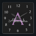 Paars zwart Script Girly Monogram Naam Vierkante Klok<br><div class="desc">Paarse en zwarte Script Monogram Naam Klok. Dit maakt het perfecte zoete 16-jarige verjaardagscadeau,  bruiloft,  vrijgezellenfeest,  jubileum,  baby shower of vrijgezellenfeest voor iemand die van glamoureuze luxe en chique stijlen houdt.</div>