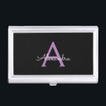 Paars zwart Script Girly Monogram Naam Visitekaarthouder<br><div class="desc">Zwart en Paarse Eenvoudig Script Monogram Naam visitekaarthouder. Dit maakt het perfecte zoete 16-jarige verjaardagscadeau,  bruiloft,  vrijgezellenfeest,  jubileum,  baby shower of vrijgezellenfeest voor iemand die van glamoureuze luxe en chique stijlen houdt.</div>