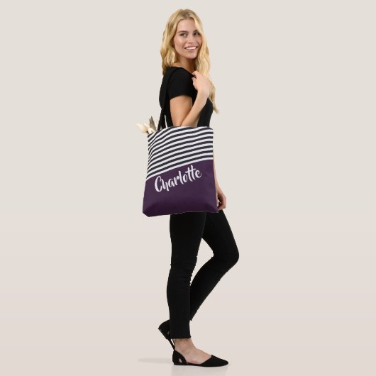Paars zwart wit striped patroon gepersonaliseerd tote bag (Op model)