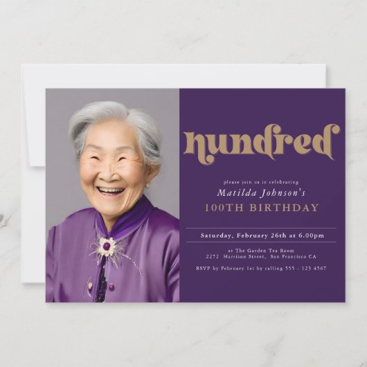 Paarse 100ste verjaardagsfeestuitnodiging kaart (Voorkant)