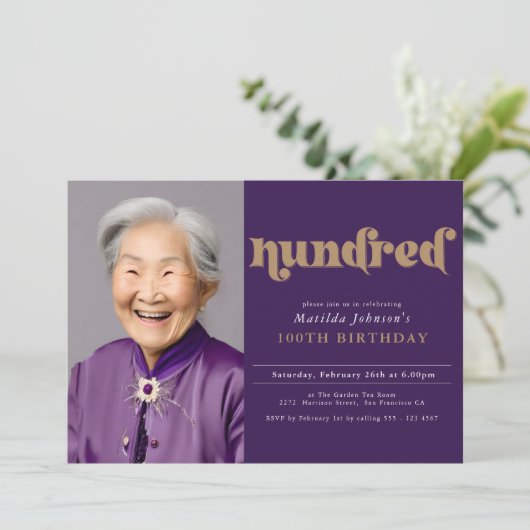 Paarse 100ste verjaardagsfeestuitnodiging kaart (Staand voorkant)