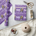Paarse 50 en Fabulous 50th Birthday Foto Cadeaupapier<br><div class="desc">Paarse 50 en Fabulous 50th Verjaardagsfeestje Fotopakpapier. Moderne cadeauverpakking voor de 50e verjaardag met een aangepaste foto,  inspirerend quote 50 en fantastisch. De achtergrond is levendig paars en de tekst is in witte kleur. Personaliseer het met je foto,  jouw naam en het leeftijdsnummer.</div>