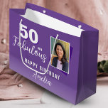 Paarse 50 en Fabulous 50th Birthday Foto Groot Cadeauzakje<br><div class="desc">Paarse 50 en Fabulous 50th Birthday Photo Grote Gift Bag voor de 50ste verjaardag met een aangepaste foto,  inspirerend 50 en fantastisch. De achtergrond is levendig paars en de tekst is in witte kleur. Personaliseer het met je foto,  jouw naam en het leeftijdsnummer.</div>