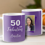 Paarse 50 en Fabulous 50th Birthday Foto Koffiemok<br><div class="desc">Paarse 50 en Fabulous 50th Verjaardagsfeestje Foto Mok. Personaliseer de mok met je foto,  jouw naam en het leeftijdsnummer. Het is geweldig voor het verjaardagsfeestje van een vrouw.</div>