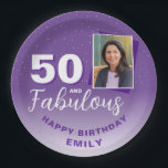 Paarse 50 en Fabulous 50th Birthday Foto Papieren Bordje<br><div class="desc">Paarse 50 en Fabulous 50th Verjaardagsfeestje Fotopapier Borden. Geweldige borden voor het 50ste verjaardagsfeest met een aangepaste foto, inspirerend en grappige quote 50 en fabulous. De achtergrond is levendig paars en de tekst is in witte kleur. Personaliseer het bord met je foto, jouw naam en het leeftijdsnummer, en maak je...</div>
