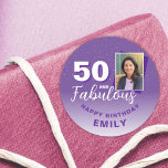 Paarse 50 en Fabulous 50th Birthday Foto Ronde Sticker<br><div class="desc">Paarse 50 en Fabulous 50th Birthday Party Foto Stickers. Geweldige stickers voor het 50ste verjaardagsfeest met een aangepaste foto, inspirerend en grappige quote 50 en fabulous. De achtergrond is levendig paars en de tekst is in witte kleur. Personaliseer het met je foto, jouw naam en het leeftijdsnummer, en maak je...</div>