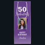 Paarse 50 en Fabulous 50th Birthday Foto Wijn Cadeautas<br><div class="desc">Paarse 50 en Fabulous 50th Birthday Photo Wine Gift Bag voor de 50ste verjaardag met een aangepaste foto,  inspirerend 50 en fantastisch. De achtergrond is levendig paars en de tekst is in witte kleur. Personaliseer het met je foto,  jouw naam en het leeftijdsnummer.</div>