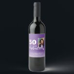 Paarse 50 en Fabulous 50th Birthday Foto Wijn Etiket<br><div class="desc">Paarse 50 en Fabulous 50ste Verjaardagsfeestje Wijnlabel. Personaliseer de labels met je foto,  jouw naam en het leeftijdsnummer. Het is geweldig voor het verjaardagsfeestje van een vrouw.</div>