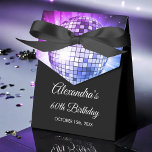 Paarse 60ste Verjaardagsfeestje 70's Disco Ball Bedankdoosjes<br><div class="desc">Laat je gasten zich voelen als disco sterren met onze Paarse 60ste Verjaardagsfeestje 70's Disco Ball Favor Box. Deze gunstboxen zijn de perfecte manier om je vrienden en familie naar huis te sturen met een vleugje nostalgie uit de jaren '70 na je mijlpaalviering. In een levendige schaduw van paarse stralen...</div>