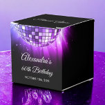 Paarse 60ste Verjaardagsfeestje 70's Disco Ball Bedankdoosjes<br><div class="desc">Laat je gasten zich voelen als disco sterren met onze Paarse 60ste Verjaardagsfeestje 70's Disco Ball Favor Box. Deze gunstboxen zijn de perfecte manier om je vrienden en familie naar huis te sturen met een vleugje nostalgie uit de jaren '70 na je mijlpaalviering. In een levendige schaduw van paarse stralen...</div>