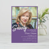 Paarse 70e verjaardag foto uitnodiging (Staand voorkant)