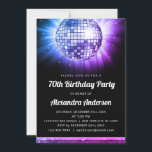 Paarse 70ste verjaardagsfeestje 70's Disco Ball Kaart<br><div class="desc">Stap terug in de tijd naar het disco-tijdperk met onze Paarse 70ste verjaardagsfeestje 70's Disco Ball Invitation. Deze levendige en nostalgische uitnodiging is de perfecte manier om de sfeer voor uw mijlpaalviering te bepalen. In een oogverblindende paarse schaduw geeft deze uitnodiging de energie en het plezier van de jaren '70...</div>