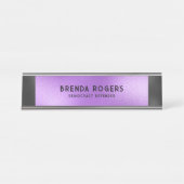 Paarse achtergrond zwart accent bureau naambordje (Voorkant)