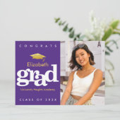 Paarse afstudeerfoto gouden pet modern vet type aankondiging (Staand voorkant)