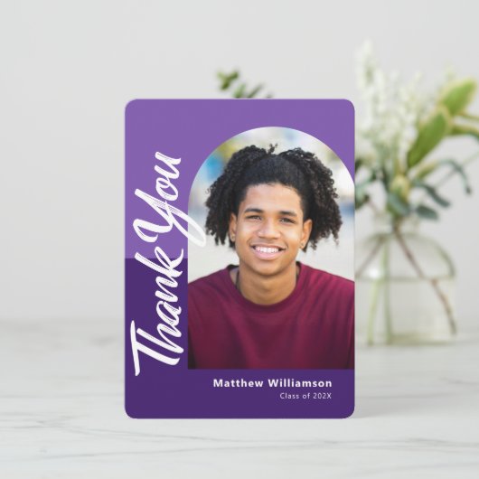 Paarse Afstuderen Foto Bold Arch Script Modern Bedankkaart (Staand voorkant)