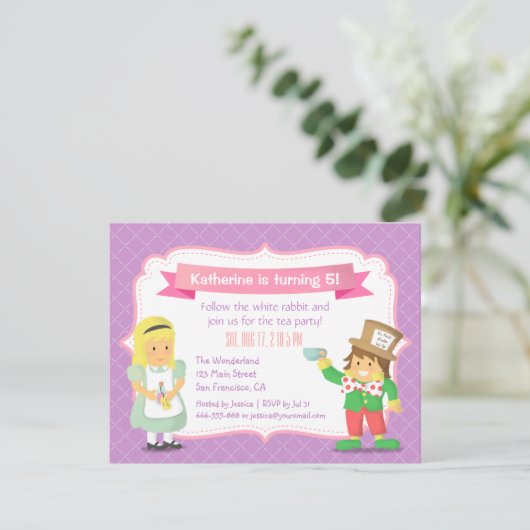 Paarse Alice in Wonderland Verjaardag Tea Party Kaart (Staand voorkant)
