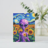 Paarse alien houdt bloem van Gogh zonnebloemveld Briefkaart (Staand voorkant)