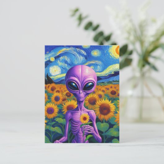 Paarse alien houdt bloem van Gogh zonnebloemveld Briefkaart (Staand voorkant)