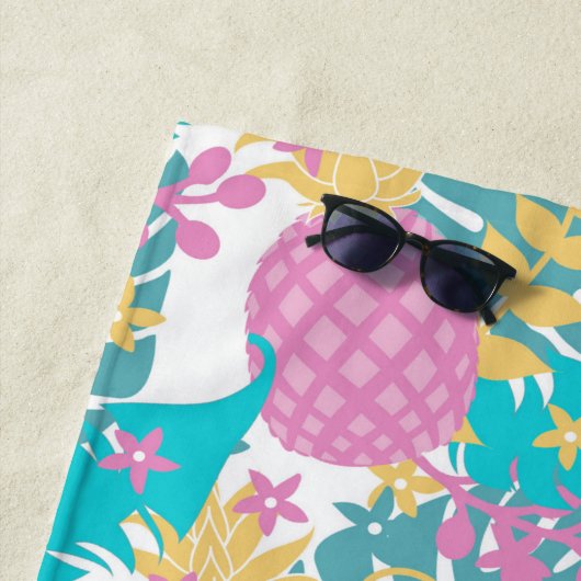  Paarse ananassen en blauwe tropische bladeren Strandlaken (In situ)