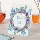 Paarse Anemone Floral Wreath Tabletop Reclamebord Met Voetstuk (Insitu)