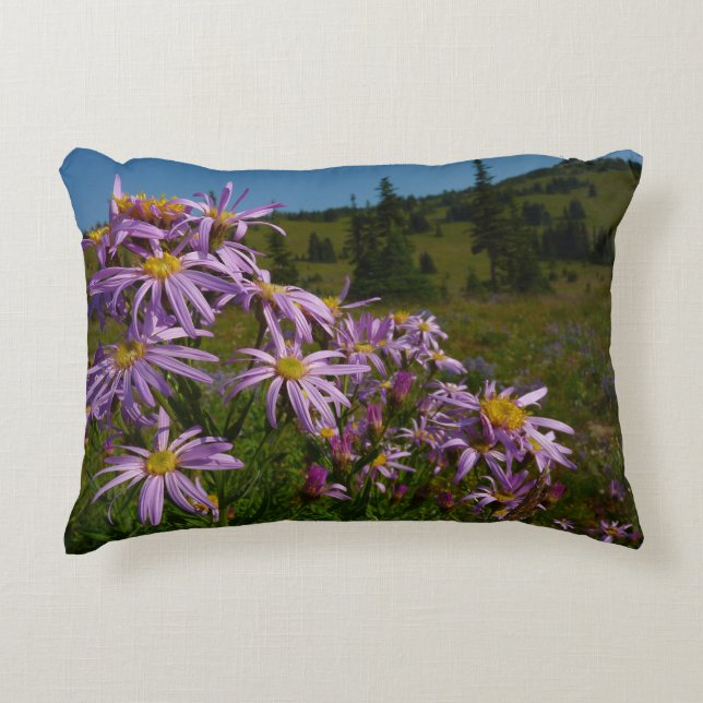Paarse Aster Bloemen bij Mount Rainier Accent Kussen (Voorkant)