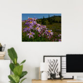 Paarse Aster Bloemen bij Mount Rainier Poster (Thuiskantoor)