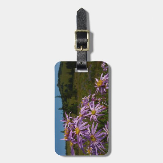 Paarse Aster Flowers op Mount Rainier Bagagelabel (Voorkant verticaal)