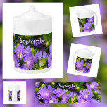 Paarse aster wilde bloemen fotografische bloemen theepot<br><div class="desc">Deze van nature mooie theepot is voorzien van de fotografische afbeeldingen van paarse Stoke's Asters of Stokesia. De Aster is de geboortebloem van september samen met de Morning Glory. De ster symboliseert Wijsheid, Geloof en Dapperheid. Personaliseer met een Naam, Verjaardagswens of uw eigen tekst voor een blijvend geschenk van bloemen....</div>