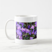 paarse azalea bloeiende struik koffiemok (Links)