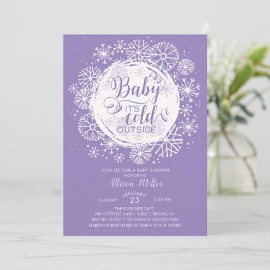Paarse Baby Het is koud buiten uitnodiging (Staand voorkant)