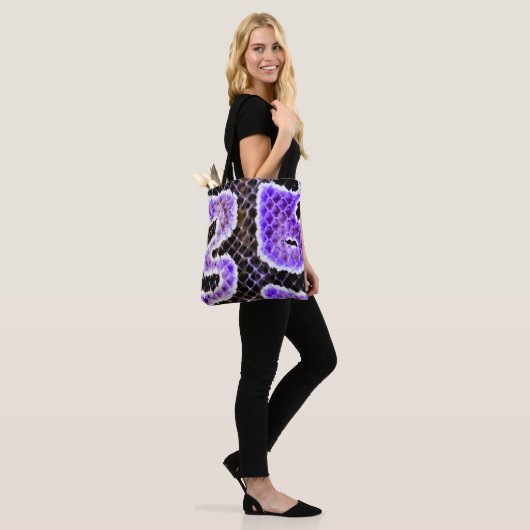 Paarse Balpython Boodschappentas – Wild Tote Bag (Op model)