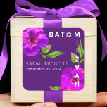 Paarse Bat Mitzvah Bold Modern Floral Waterverf Vierkante Sticker<br><div class="desc">Wees trots, blij en vier deze mijlpaal van je favoriete Bat Mitzvah! Gebruik deze verfijnde, chic, verbluffend, paarse roze florale waterverf met een eenvoudig, modern san serif type tegen een donkerroze paarse achtergrondsticker om haar speciale dag aan te vullen. Pas de douanetekst met haar naam en datum van gebeurtenis aan....</div>