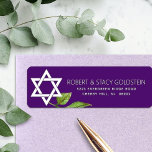 Paarse Bat Mitzvah Star of David Retouradres Etiket<br><div class="desc">Wees trots, verheug en toon deze mijlpaal van je favoriete Bat Mitzvah met dit geavanceerde, gepersonaliseerde etiket van je retouradres! Een witte ster van David, waterverf blad, en een modern san serif type bedekken een donkere pruimen paarse achtergrond. Pas de douanetekst met jouw naam en adres aan. Gegarandeerd om stijlvol...</div>