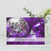 Paarse Baubles 'Je bent uitgenodigd' Kaart (Staand voorkant)