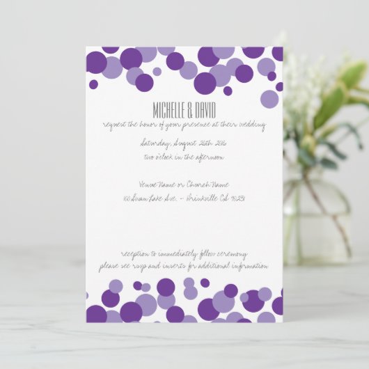 Paarse belletjes Confetti bruiloft uitnodigingen (Staand voorkant)