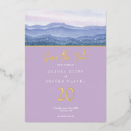 Paarse bergen die de datum bewaren folie uitnodiging