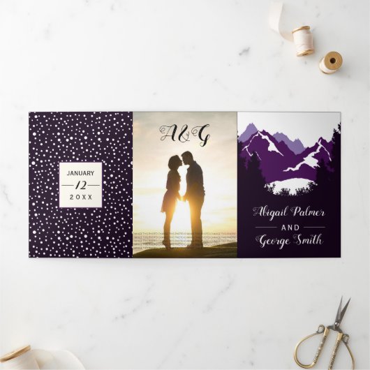 Paarse bergen en bomen foto winterbruiloft drieluik uitnodiging (Buitenkant)