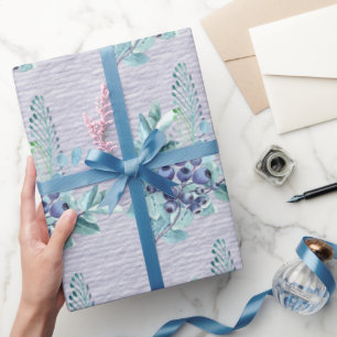 Paarse bessen en blauwe veren op diep paars cadeaupapier