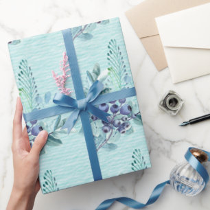Paarse bessen en blauwe veren op diepe turkoois cadeaupapier