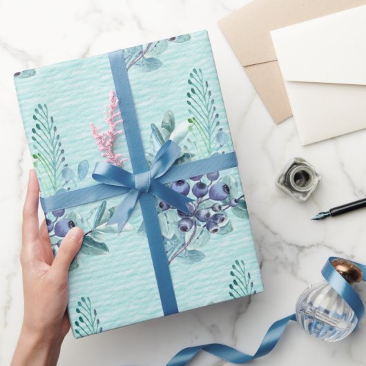 Paarse bessen en blauwe veren op diepe turkoois cadeaupapier (Geschenken)