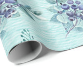 Paarse bessen en blauwe veren op diepe turkoois cadeaupapier (Rol Hoek)