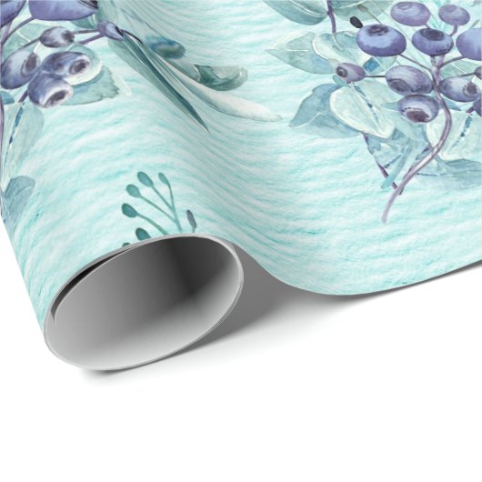 Paarse bessen en blauwe veren op diepe turkoois cadeaupapier (Rol Hoek)