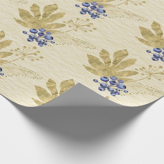 Paarse bessen en gouden bladeren op lichtgeel cadeaupapier (Hoek)