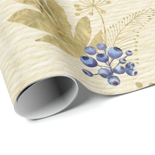 Paarse bessen en gouden bladeren op lichtgeel cadeaupapier (Rol Hoek)