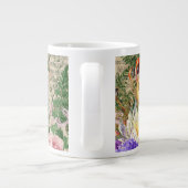 Paarse bessen en Rozen op Newsprint Ephemera Grote Koffiekop (Achterkant)