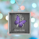 Paarse bijtende vlinder gepersonaliseerd locket ketting<br><div class="desc">Creëer is een unieke gave voor haar met een Paars Rustic Butterfly Personalized Silver Plated Ketting. Het ontwerp van het ketting is voorzien van een vlinder tegen een witte bladwijn en een donkergrijze houten achtergrond met een plek die zich aanpast aan de jouw naam. Extra objecten zijn ook bij dit...</div>