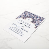 Paarse blauwe bloem. Gouden Indiaanse bruinhoutbru Folie Uitnodiging (Gedraaid)