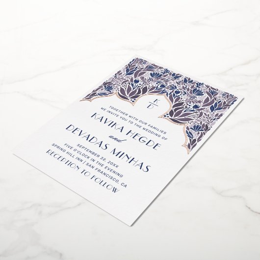 Paarse blauwe bloem. Gouden Indiaanse bruinhoutbru Folie Uitnodiging (Gedraaid)